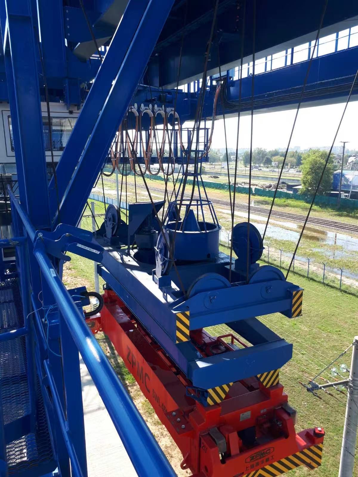 Zahnradmotor für die Kranrotation des Behälters Zahnradmotor für die Kranrotation des Behälters